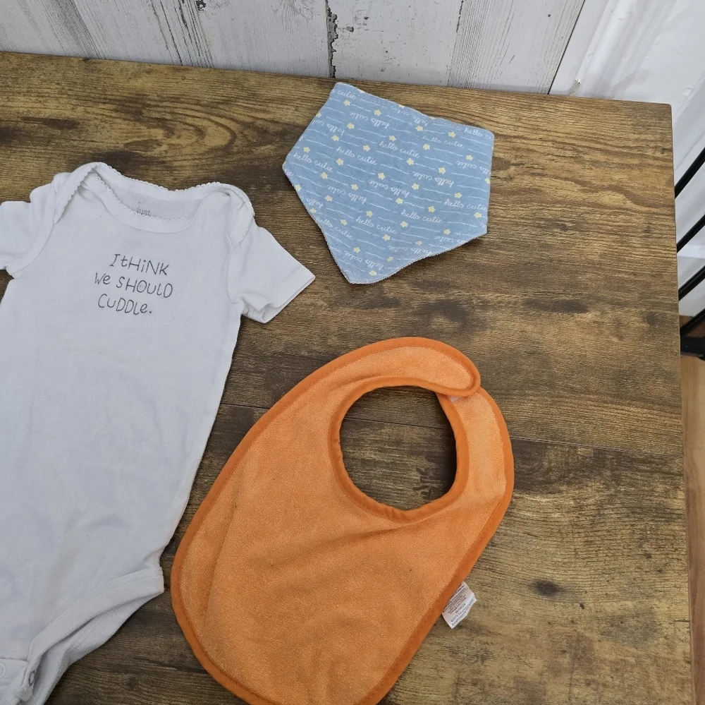 Baby Clothing Set with Onesies and Bib Gender Nuteral Size 6-9M